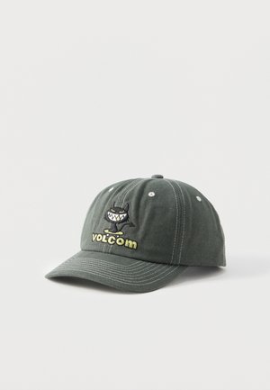 Ciemnozielona czapka bejsbolowa z naszywanym logo kreskówkowego diabła oraz napisem „VOLCOM” z przodu, z białymi otworami wentylacyjnymi i zakrzywionym daszkiem.