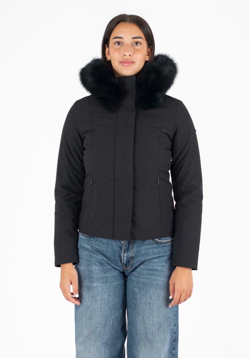 Chaqueta de plumas negra con un cuello alto y un ribete de piel sintética negra desmontable. Presenta un diseño corto, cierre frontal y dos bolsillos laterales.