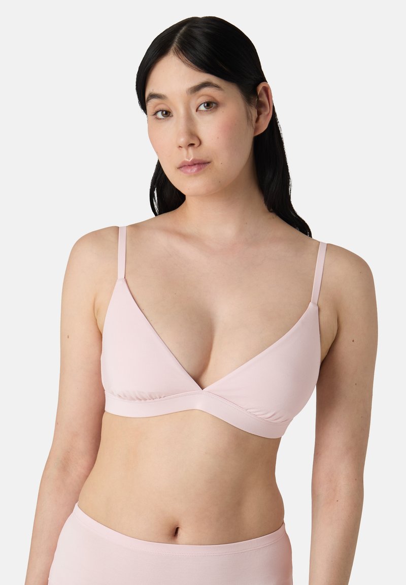 Světle růžová bezdrátová braletka s trojúhelníkovými košíčky a tenkými ramínky. Disponuje měkkou tkaninou a nařaseným pásem pro pohodlí.