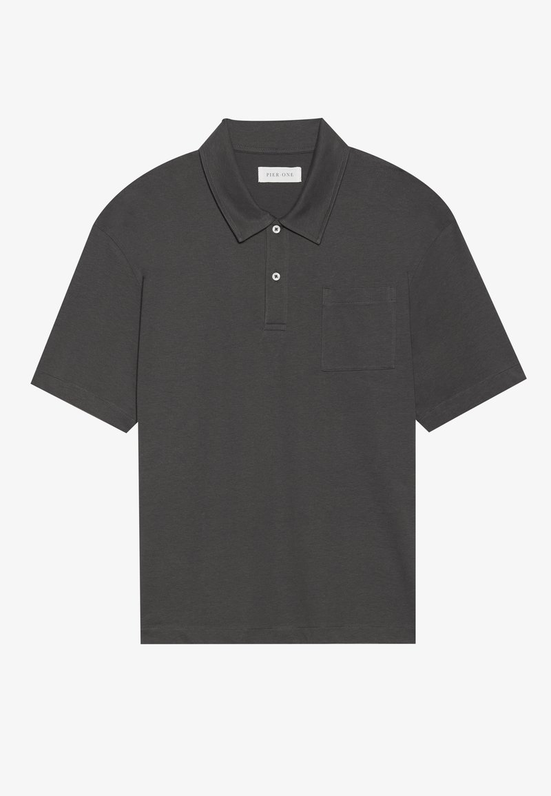 Polo grigio scuro con colletto tradizionale, patta con tre bottoni, maniche corte e taschino a sinistra sul petto. Tessuto morbido.