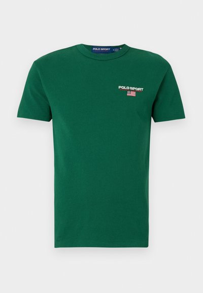Zelené bavlnené tričko s okrúhlym výstrihom, na ktorom je text "POLO SPORT" a logo americkej vlajky na ľavej hrudi.