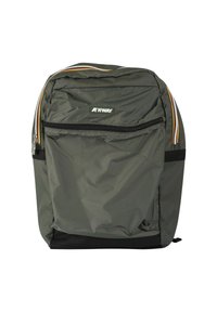 Zaino in nylon verde con tasca frontale con zip, base nera e strisce multicolori sui lati. Presenta un'etichetta con logo.