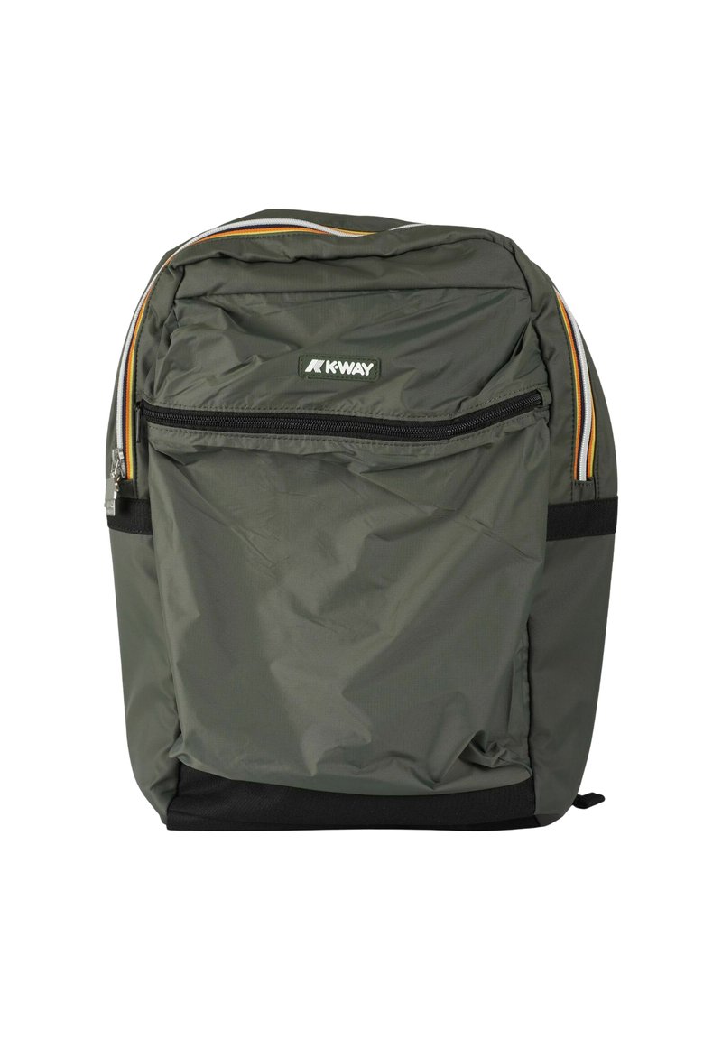 Zaino in nylon verde con tasca frontale con zip, base nera e strisce multicolori sui lati. Presenta un'etichetta con logo.