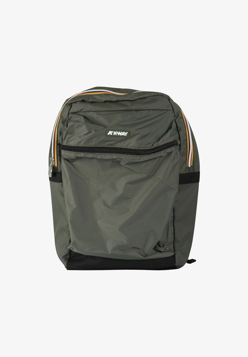 Zaino in nylon verde con tasca frontale con zip, base nera e strisce multicolori sui lati. Presenta un'etichetta con logo.