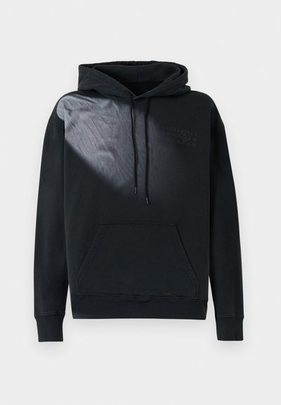 Črna kapuca iz bombaža, ki ima sprednji žep, kapuco na vrvico in slabe tiskane akcentne barve v kontrastni odtenek.