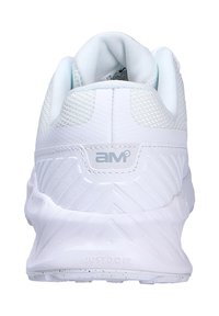 Zapatilla deportiva blanca con una parte superior de malla texturizada, que cuenta con un cuello acolchado, soporte para el talón y una suela de goma con patrón para mayor tracción.