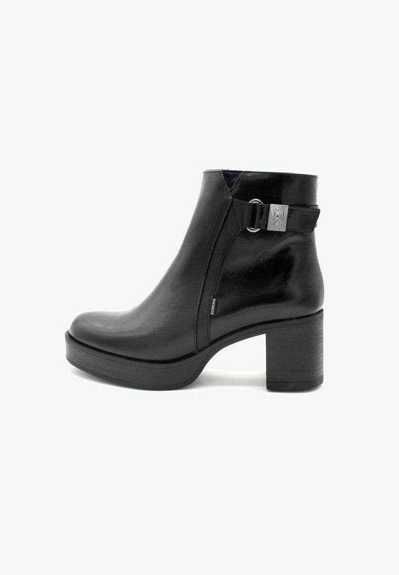 Czerny skórzany botek za kostkę z gładkim wykończeniem, okrągłym noskiem i średniej wysokości słupkiem. Posiada boczny zamek błyskawiczny oraz srebrny akcent w postaci klamry.