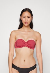 Top bikini senza spalline di colore rosso rosa con un design frontale arricciato; realizzato in tessuto morbido con leggero arricciamento e bordi morbidi.