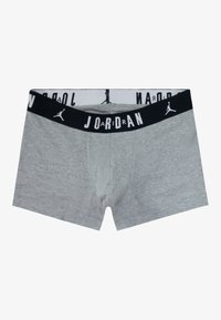 Γκρι βαμβακερά μποξέρ με μαύρη ελαστική μέση που φέρει το κείμενο "JORDAN" και το λογότυπο. Κλασικό κομμάτι με λεία υφή.