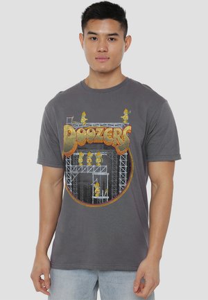 Gray cotton t-shirt featuring a graphic of "Doozers" in yellow and orange, with construction scenes in a circular design. Casual fit, short sleeves.