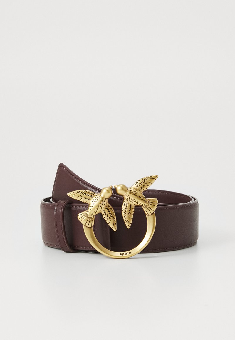Bordeauxleren riem met een gouden gesp met twee vogelontwerpen. De riem is glad en heeft een klassieke rechthoekige punt.