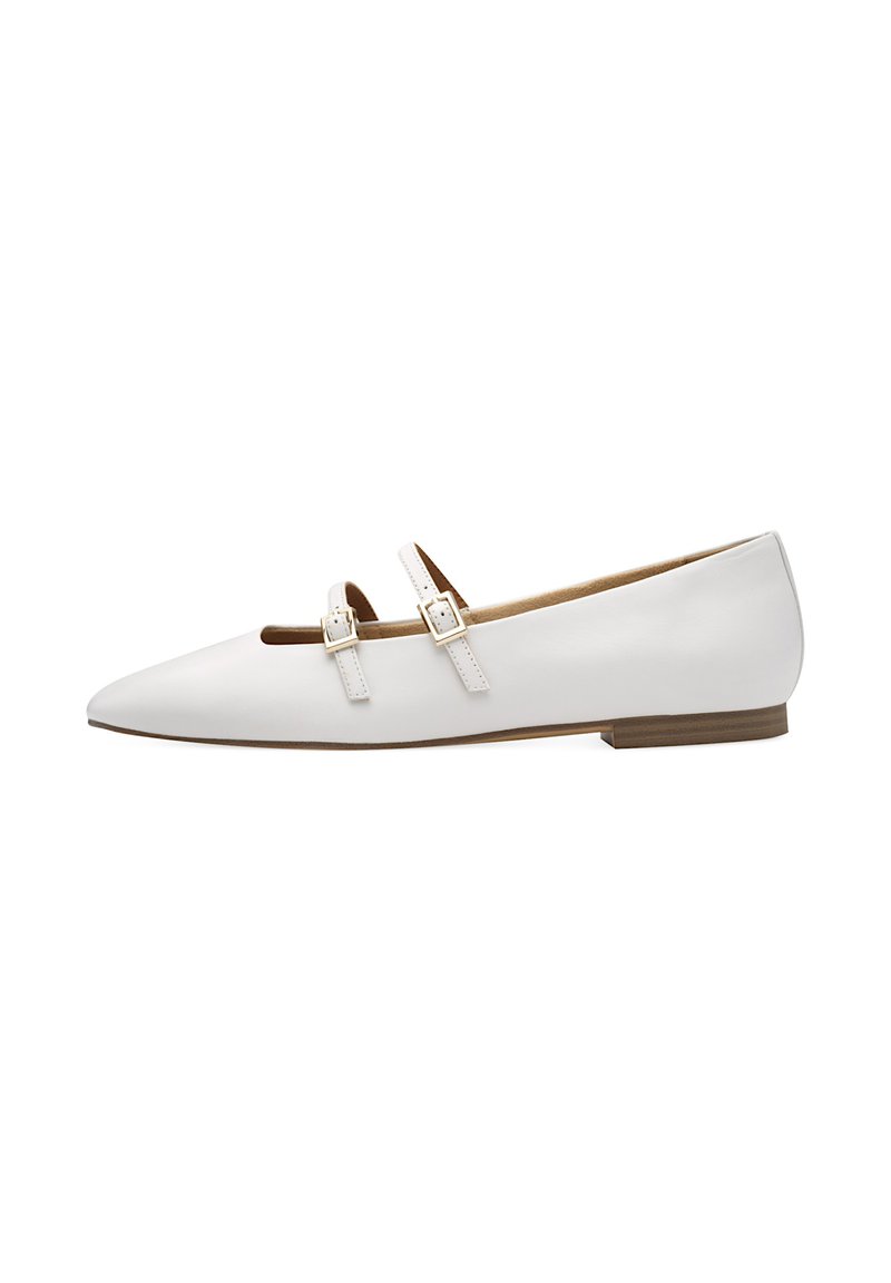 Chaussure plate en cuir blanc à bout pointu, dotée de deux brides de cheville réglables avec boucles en métal rectangulaires et d'un petit talon.