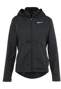 Veste coupe-vent noire en matériau léger et résistant à l'eau. Elle dispose d'une capuche, d'une fermeture éclair et d'un logo réfléchissant sur la poitrine.