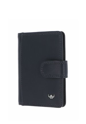 Portefeuille compact en cuir bleu foncé avec bords cousus, une sangle à fermeture pression et un petit emblème argenté dans le coin inférieur.