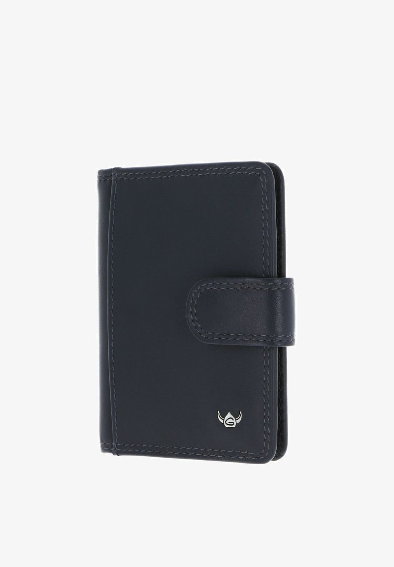 Portefeuille compact en cuir bleu foncé avec bords cousus, une sangle à fermeture pression et un petit emblème argenté dans le coin inférieur.