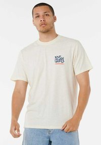 Kremowy t-shirt z krótkim rękawem wykonany z bawełny, z okrągłym dekoltem. Posiada niebiesko-pomarańczowy graficzny logo po lewej stronie klatki piersiowej.