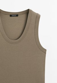 Olijfgroene geribbelde tanktop met een ronde halslijn en brede armsgaten. Label leest "Massimo Dutti." Zachte textuur zonder zichtbare patronen.
