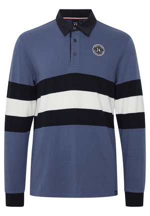 Zilā krāsā garšo piedurknēm polo krekls ar melnbaltiem horizontāliem svītrām, kura apkakle ir melna un kreklam ir apļveida logo kreisajā krūtī.