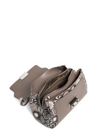 Borsa a tracolla grigia e decorata con chiusura piatta, multiple tasche con zip e un accento metallico. Presenta una superficie liscia e texture.