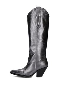 Metalen grijs leren cowboylaars met een puntige neus, gebogen bovenkant en een chunky hak. Voorzien van gestikte details en een treklip aan de achterkant.