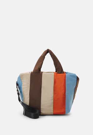 Sac fourre-tout souple et grand avec des rayures verticales marron, beige, orange et bleu, poignées marron et une bandoulière noire réglable.