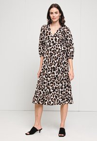 ONLY MATERNITY OLMOLIVIA WRAP MIDI DRESS - Nappali ruha - white/sand