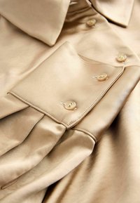 Unausgewählt, gold