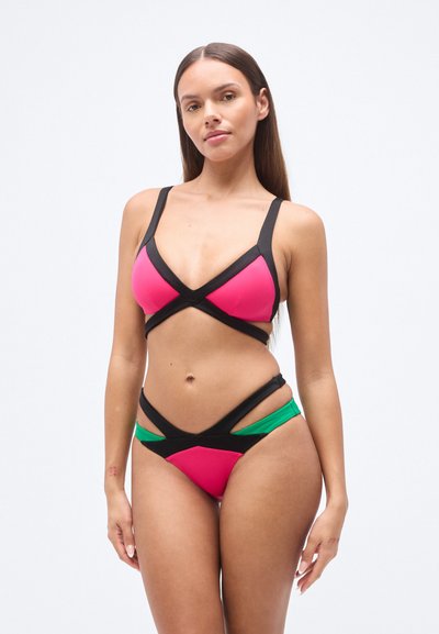 Bikini avec un design en blocs de couleurs rose, vert et noir. Le haut a une forme triangulaire avec des bretelles qui se croisent sur la poitrine.