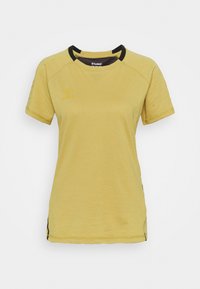 Gul kortermet T-skjorte med svart halslinning og sideaccent. Har en lett, myk tekstur og et sporty design med en logodetalj.