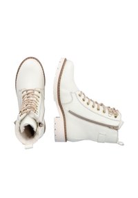 Botas de tobillo de piel blanca con cordones beige, ojales dorados y una cremallera lateral. Presentan suelas de goma con un agarre texturizado y forro de piel sintética.