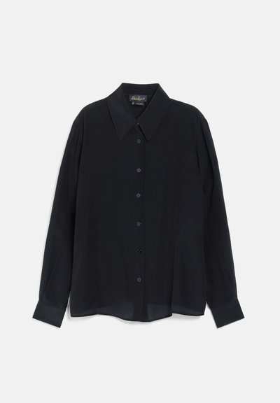 Chemise noire à manches longues avec boutons, large col et poignets, présentée à plat sur fond blanc.
