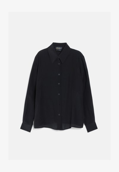 Chemise noire à manches longues avec boutons, large col et poignets, présentée à plat sur fond blanc.
