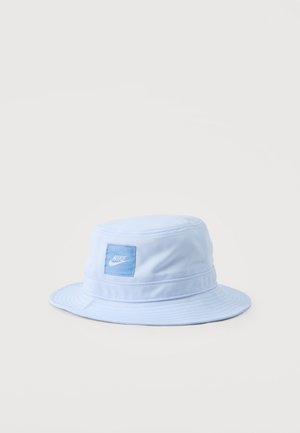 Sombrero tipo bucket de Nike en azul claro con un ala ancha y un parche con el logo cuadrado azul en la parte frontal.