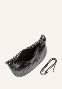 Zwarte nepleer handtas met krokodillenprint, kettingriem, ritssluiting aan de bovenkant, een gladde textuur en een extra afneembare riem.