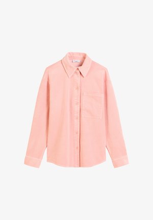 Różowa koszula sztruksowa z kołnierzykiem, zapinana na guziki z przodu i jednym kieszonką na piersi. Charakteryzuje się widoczną prążkowaną fakturą i długimi rękawami.