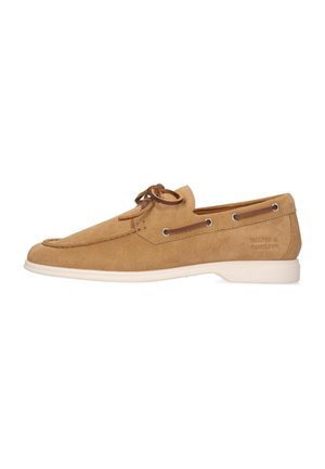 Beige Wildleder-Halbschuh mit Leder-Schnürung, weißer Gummisohle und Nahtdetails. Verfügt über metallische Ösen und geprägtes Branding an der Seite.