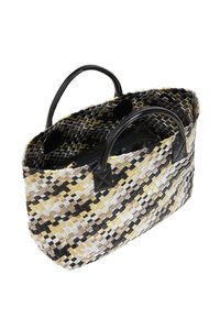 Geweven tote bag met een geometrisch patroon in zwart, grijs, beige en geel. Inclusief zwarte leren handvatten en een ritsvak aan de binnenkant.