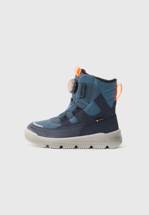 Blauwe waterdichte laars met textieloppervlak, rubberen zool en een circulaire sluitmechanisme. Heeft een oranje accent bij de hiel.