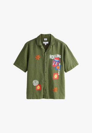 Olivgrünes kurzärmeliges Hemd mit Knöpfen, verziert mit bunten Blumen, Sonnenmotiven, einem roten Mund mit blauer Zunge und dem Schriftzug "ROLLING STONES".