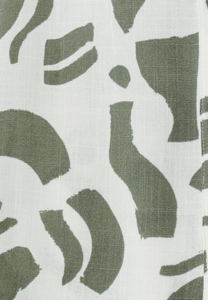 Hvidt stof med abstrakte grønne penselstrøg, der indeholder en blanding af buede og lige former, med en blød, tekstureret overflade.