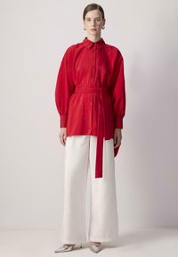 Touché Privé BAT SLEEVE CUPRA - Blúzka so zapínaním na gombíky - red