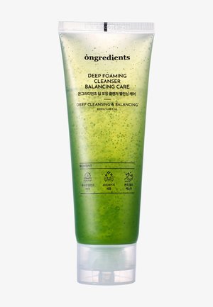 Grüne Gelreiniger-Tube mit der Aufschrift Deep Foaming Cleanser Balancing Care in schwarzer Schrift und klarem Klappverschluss, 120 ml für tiefenreinigende und ausgleichende Pflege.