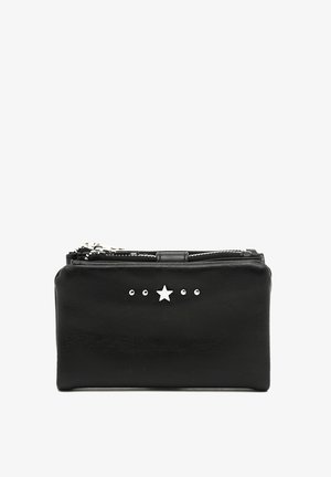 Pochette en cuir noir avec fermeture éclair, ornée d'une étoile en argent et de trois clous assortis à l'avant. Texture lisse, forme rectangulaire.