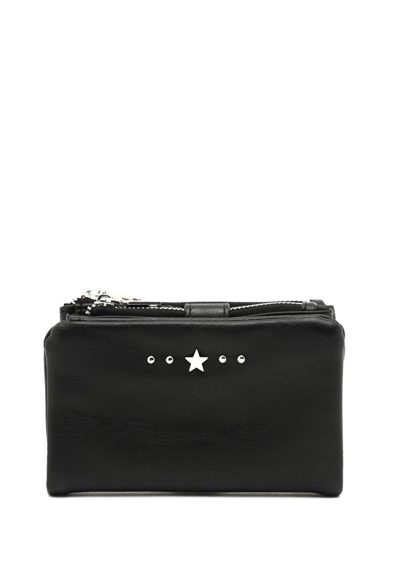 Borsa in pelle nera con chiusura a zip, caratterizzata da un accento a forma di stella argentata e tre borchie coordinate sul fronte. Texture liscia, forma rettangolare.