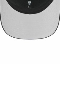 Graue Kappe mit flachem Schirm und schwarzer Unterseite, ausgestattet mit einem genähten Rand und einer strukturierten Oberfläche für besseren Grip. Keine sichtbaren Logos oder Akzente.