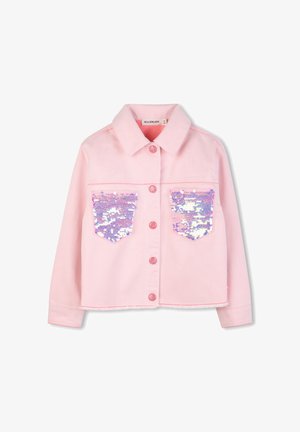 Veste en denim rose avec col, dotée de deux poches pailletées scintillantes, fermeture à boutons et manches longues. Texture lisse et design décontracté.