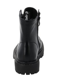 Stivaletto alla caviglia in pelle nera con suola spessa carrarmato, cerniera laterale e linguetta in tessuto con scritta bianca, visto da dietro.
