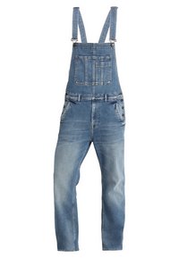 Pantalones de mezclilla en azul claro con tirantes ajustables, bolsillo en el pecho, dos bolsillos laterales y textura desgastada con un ajuste relajado.
