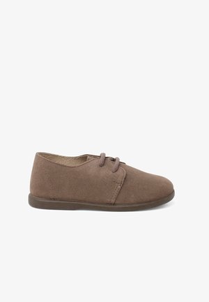 Braune Wildleder-Schuhe mit niedrigem Profil, runder Zehenpartie, Schnürdesign und flexibler Gummisohle. Glatte Textur und minimale Nähte.