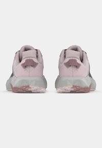 Apavi ar teksturētu rozā augšdaļu, tumšākiem akcentiem, biezām pelēkām zolēm un izteiktu papēdi, kuriem ir ģeometrisks dizains un kontrastējoša gumijas zole.